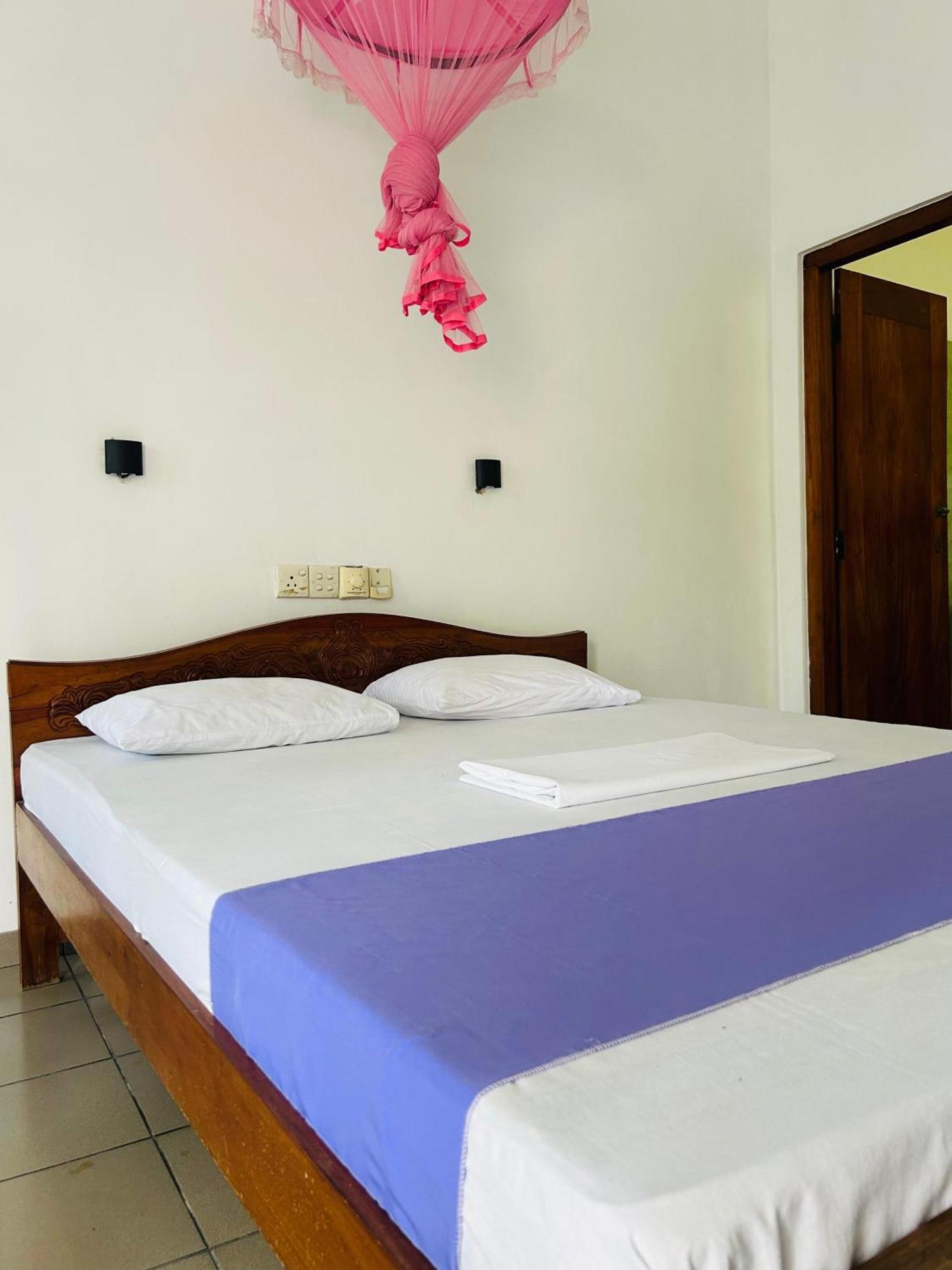 Hostel White House & Sea Food Restaurant Hikkaduwa Exterior foto