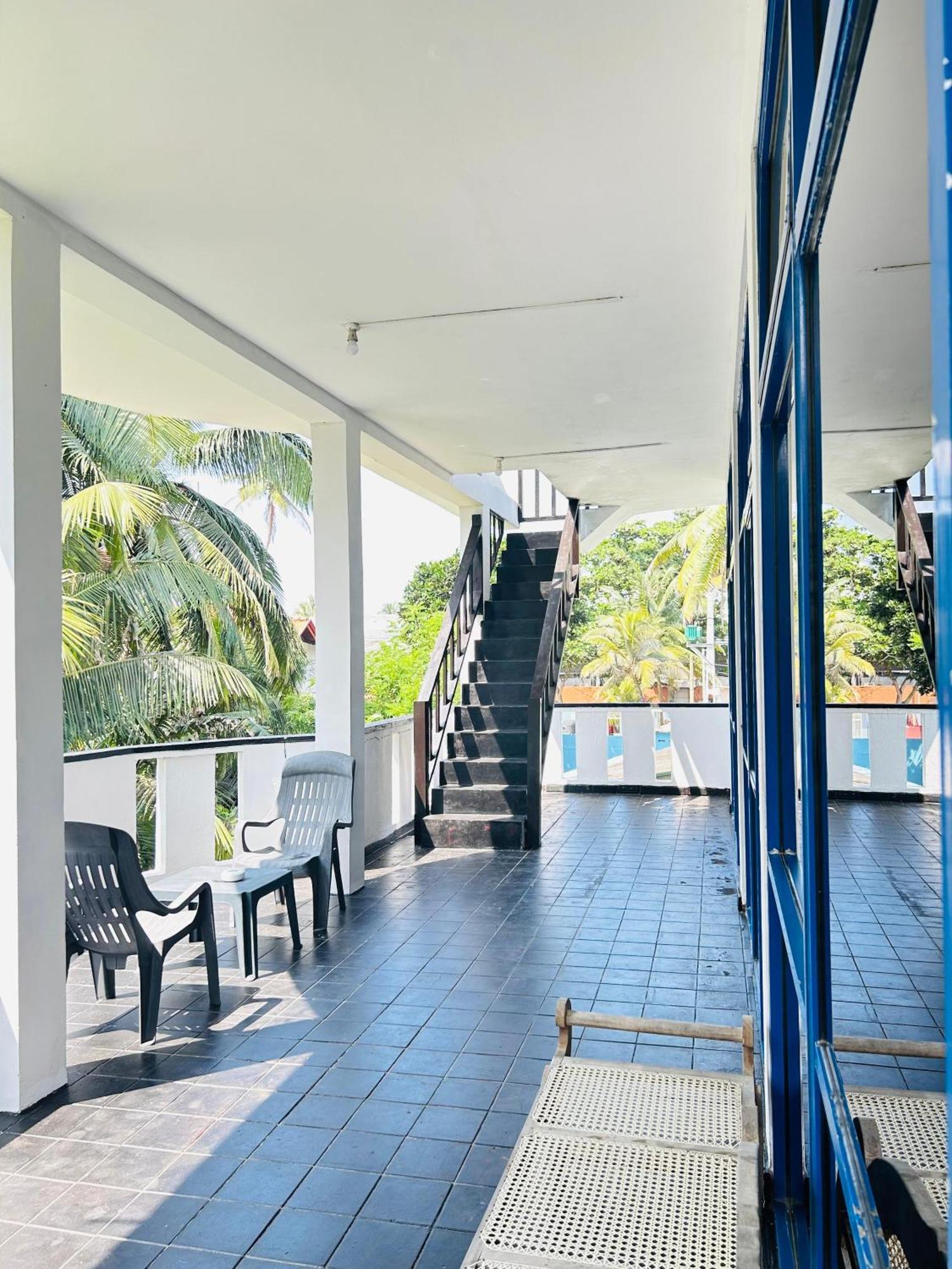 Hostel White House & Sea Food Restaurant Hikkaduwa Exterior foto